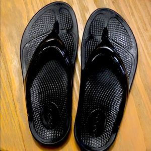 OOFOS recovery flip flops